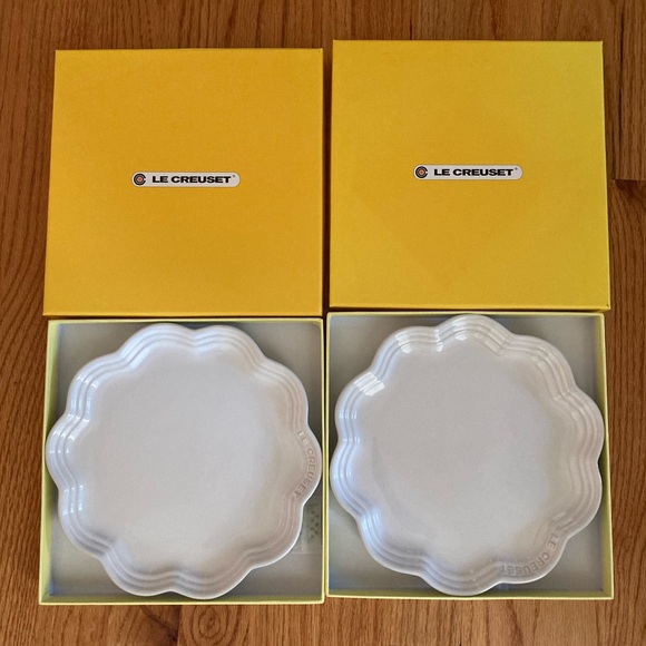 Set of 2 Le Creuset White Frill Plates 22cm